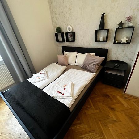 Spring Roses Downtown Boutique Hotel Budapest Bagian luar foto