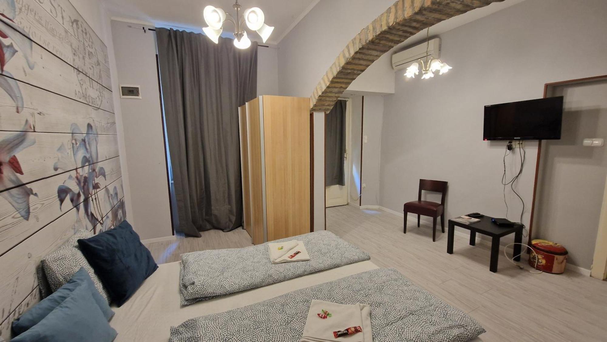 Spring Roses Downtown Boutique Hotel Budapest Bagian luar foto